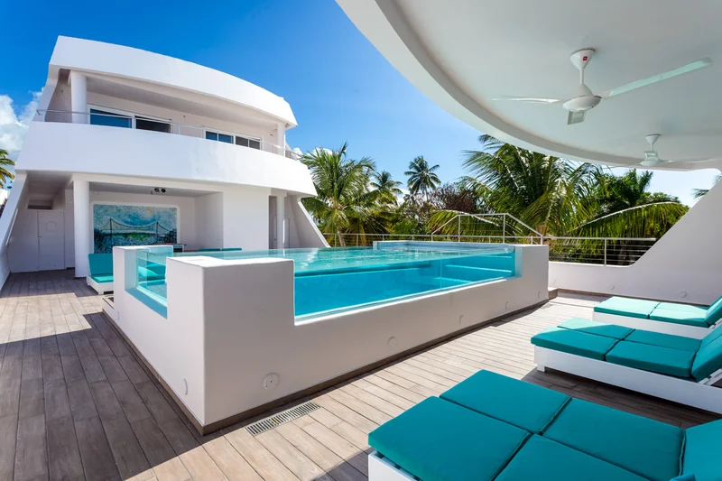 Integrated jacuzzi and lounge terrace at Puerto Plaza