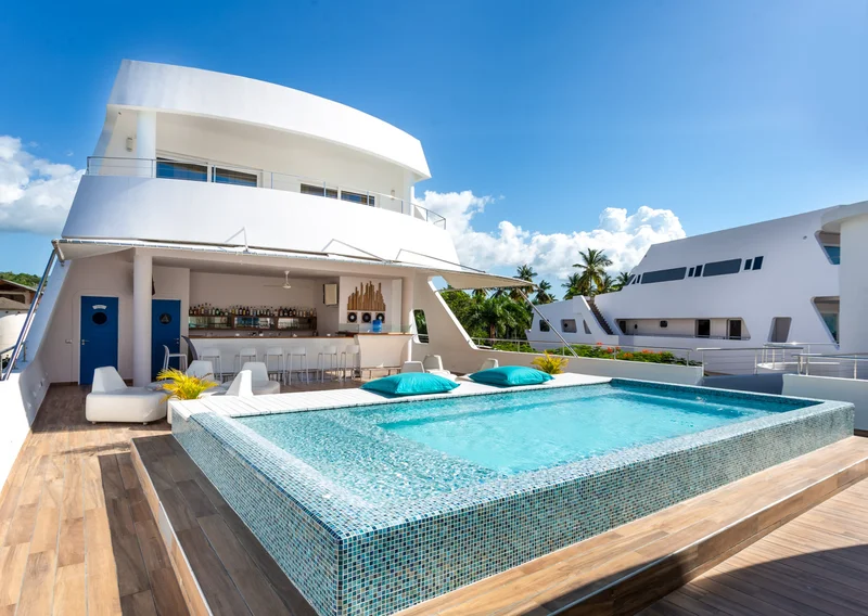 Second-floor panoramic swimming pool at Puerto Plaza